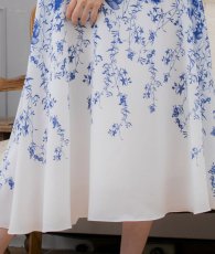 画像12: [ERUKEI]ホワイトベース・ブルー花柄・ノースリーブ・Ａライン・フレア・ミディアムドレス・ワンピース[山崎みどり着用][送料無料]mypr (12)