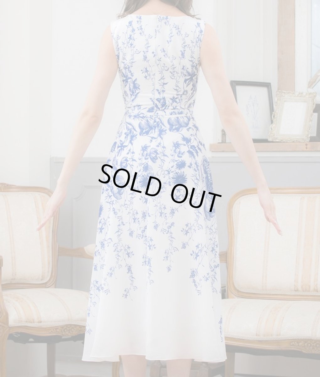 画像8: [ERUKEI]ホワイトベース・ブルー花柄・ノースリーブ・Ａライン・フレア・ミディアムドレス・ワンピース[山崎みどり着用][送料無料]mypr (8)