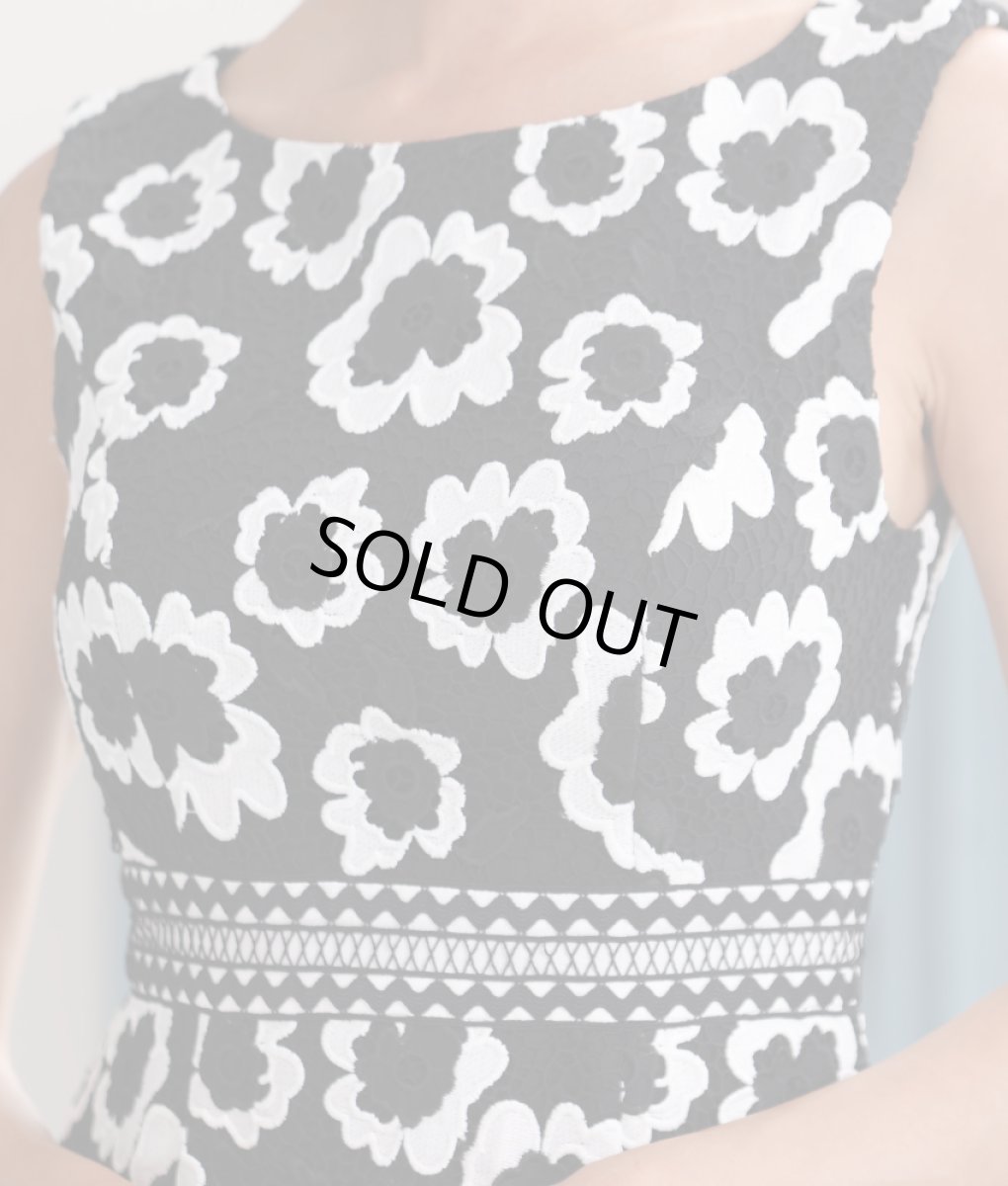 画像11: [ERUKEI] ブラック×ホワイト・フラワーレース・スカラップレース・ノースリーブ・ボートネック・Aライン・ミディアムドレス・ワンピース[薗田杏奈・山崎みどり着用]《送料＆代引き手数料無料》mybk (11)