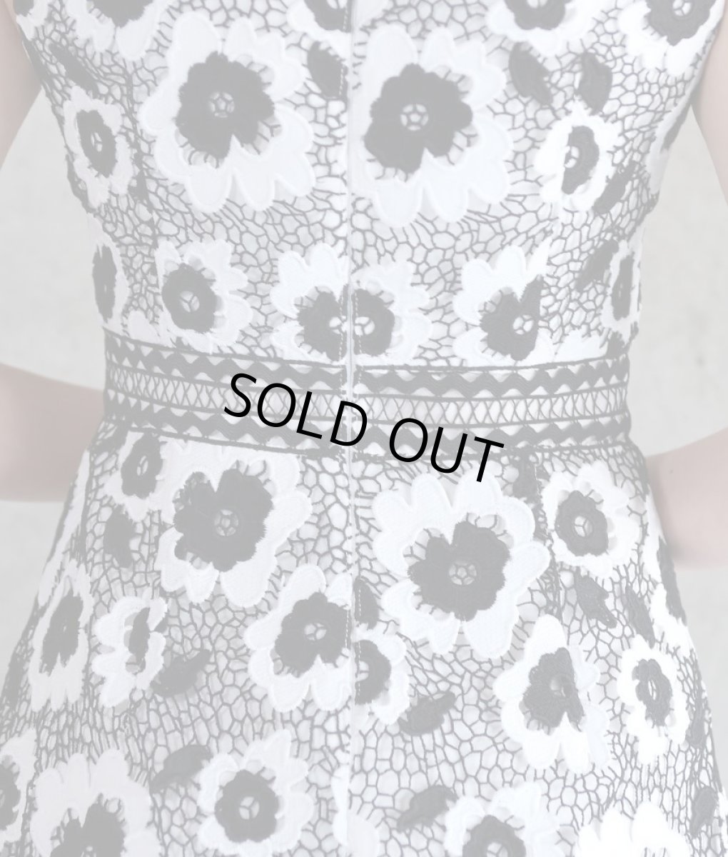 画像12: [ERUKEI] ブラック×ホワイト・フラワーレース・スカラップレース・ノースリーブ・ボートネック・Aライン・ミディアムドレス・ワンピース[薗田杏奈・山崎みどり着用]《送料＆代引き手数料無料》mybk (12)