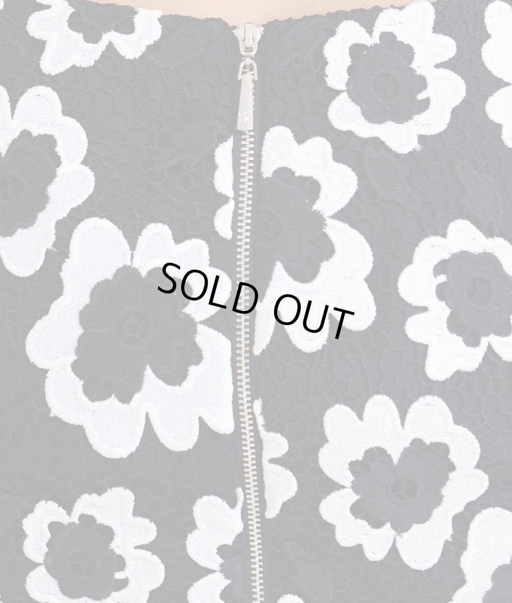 画像13: [ERUKEI] ブラック×ホワイト・フラワーレース・スカラップレース・ノースリーブ・ボートネック・Aライン・ミディアムドレス・ワンピース[薗田杏奈・山崎みどり着用]《送料＆代引き手数料無料》mybk (13)