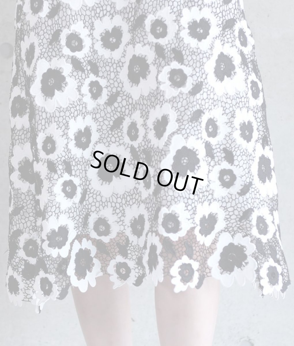 画像14: [ERUKEI] ブラック×ホワイト・フラワーレース・スカラップレース・ノースリーブ・ボートネック・Aライン・ミディアムドレス・ワンピース[薗田杏奈・山崎みどり着用]《送料＆代引き手数料無料》mybk (14)