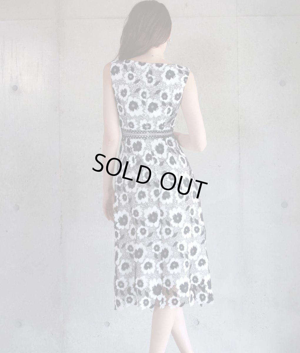 画像4: [ERUKEI] ブラック×ホワイト・フラワーレース・スカラップレース・ノースリーブ・ボートネック・Aライン・ミディアムドレス・ワンピース[薗田杏奈・山崎みどり着用]《送料＆代引き手数料無料》mybk (4)