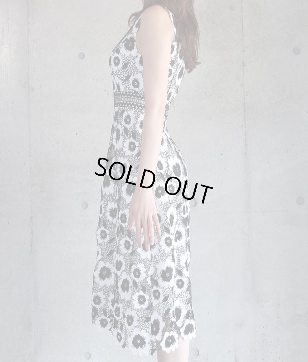 画像9: [ERUKEI] ブラック×ホワイト・フラワーレース・スカラップレース・ノースリーブ・ボートネック・Aライン・ミディアムドレス・ワンピース[薗田杏奈・山崎みどり着用]《送料＆代引き手数料無料》mybk (9)