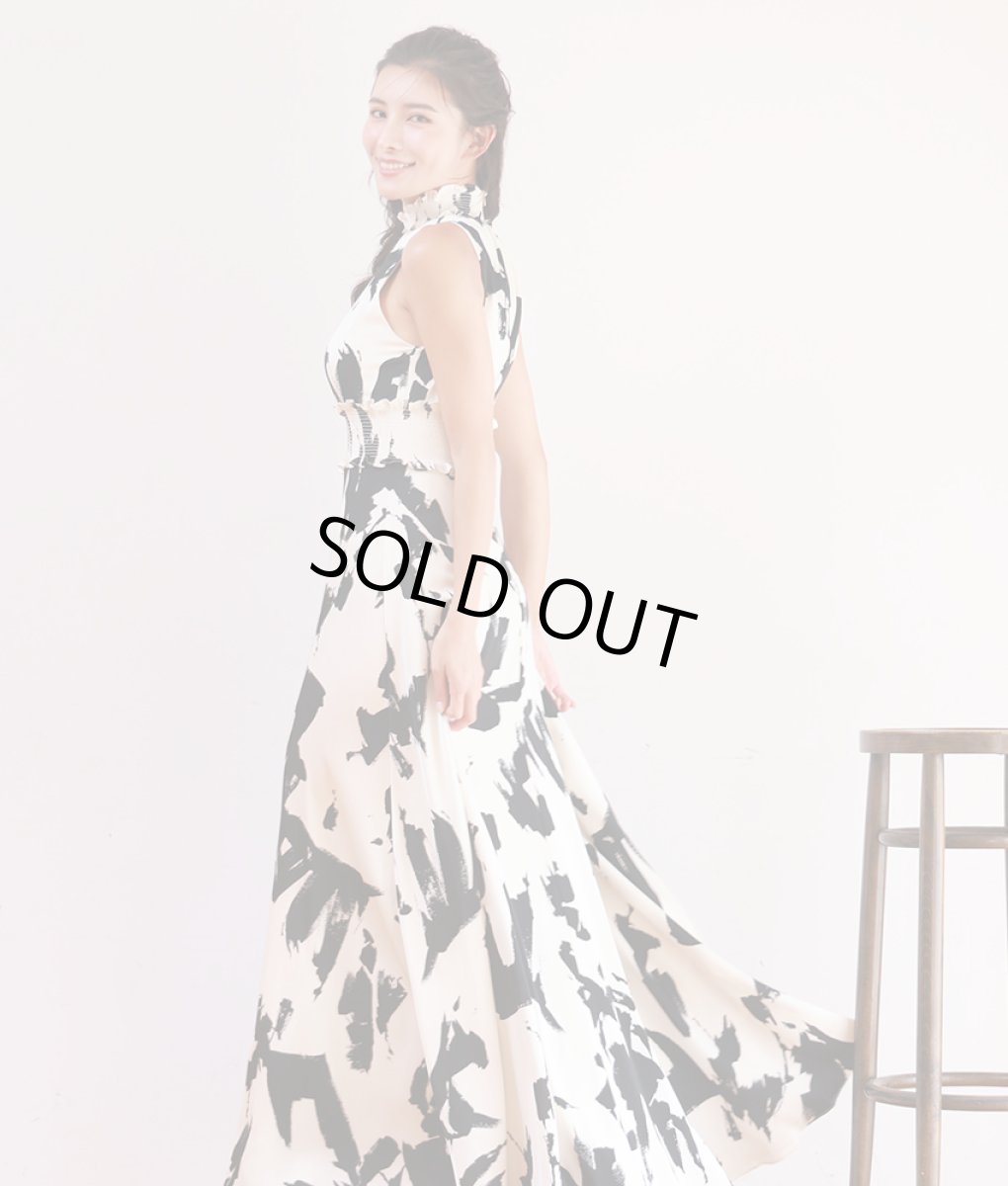 画像2: [ERUKEI]ベージュ×ブラック・プリント・首元フリル・ウエストマーク・マキシ・ノースリーブ・Aライン・ロングドレス[MIRIN着用]《送料＆代引き手数料無料》 (2)