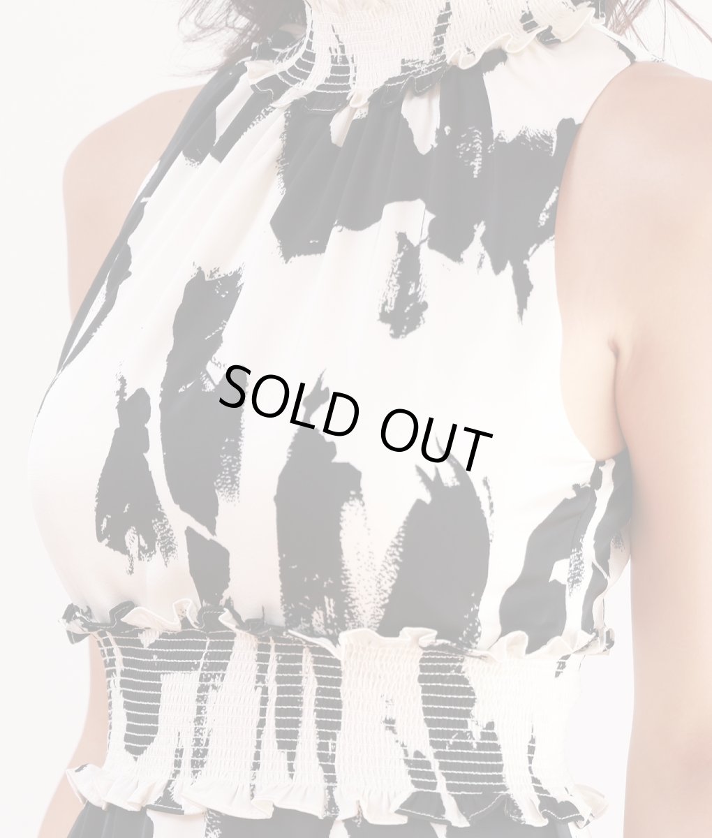 画像11: [ERUKEI]ベージュ×ブラック・プリント・首元フリル・ウエストマーク・マキシ・ノースリーブ・Aライン・ロングドレス[MIRIN着用]《送料＆代引き手数料無料》 (11)