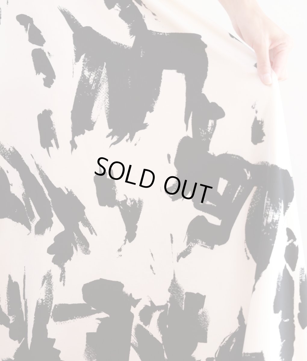 画像12: [ERUKEI]ベージュ×ブラック・プリント・首元フリル・ウエストマーク・マキシ・ノースリーブ・Aライン・ロングドレス[MIRIN着用]《送料＆代引き手数料無料》 (12)