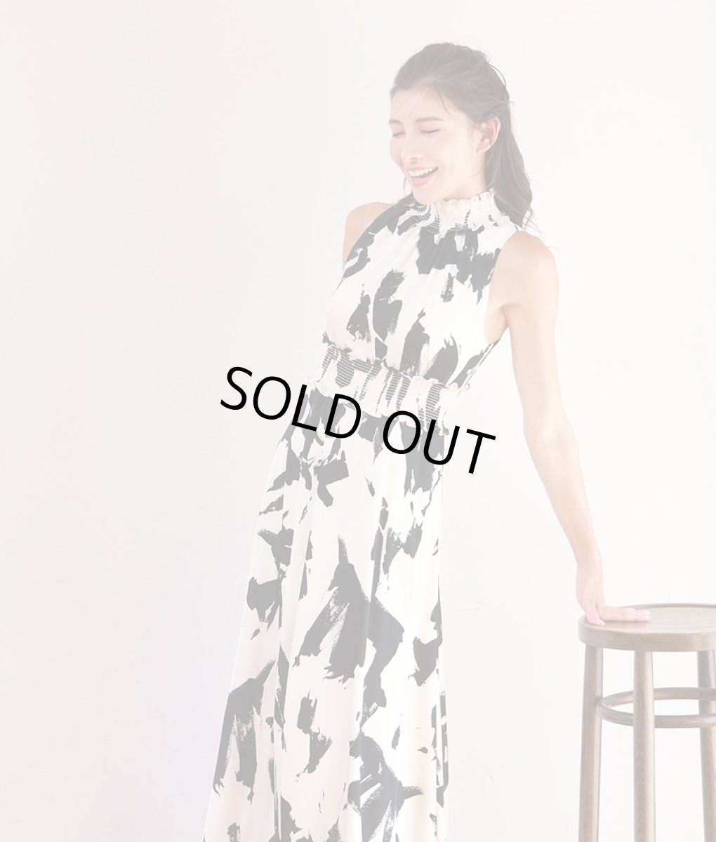 画像4: [ERUKEI]ベージュ×ブラック・プリント・首元フリル・ウエストマーク・マキシ・ノースリーブ・Aライン・ロングドレス[MIRIN着用]《送料＆代引き手数料無料》 (4)