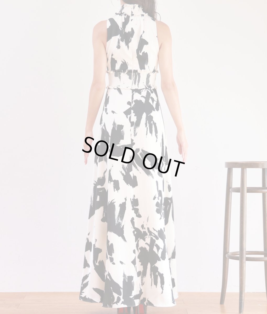 画像8: [ERUKEI]ベージュ×ブラック・プリント・首元フリル・ウエストマーク・マキシ・ノースリーブ・Aライン・ロングドレス[MIRIN着用]《送料＆代引き手数料無料》 (8)