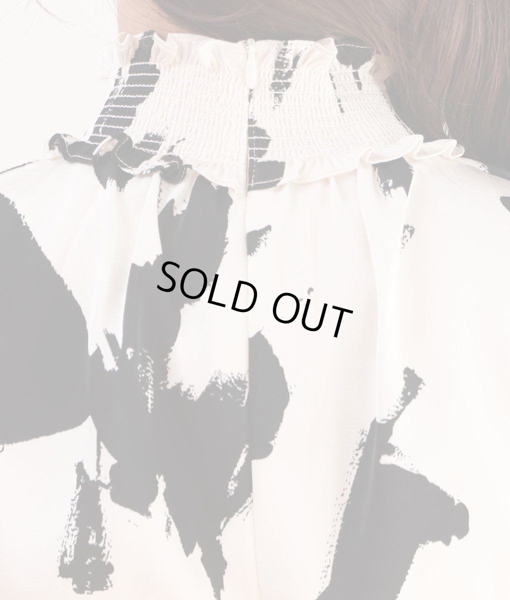 画像10: [ERUKEI]ベージュ×ブラック・プリント・首元フリル・ウエストマーク・マキシ・ノースリーブ・Aライン・ロングドレス[MIRIN着用]《送料＆代引き手数料無料》 (10)