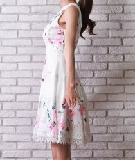 画像8: [ERUKEI]花柄・プリント・レース・Vネック・ノースリーブ・Aライン・ミディアムドレス・ワンピース[れお着用][送料無料] (8)