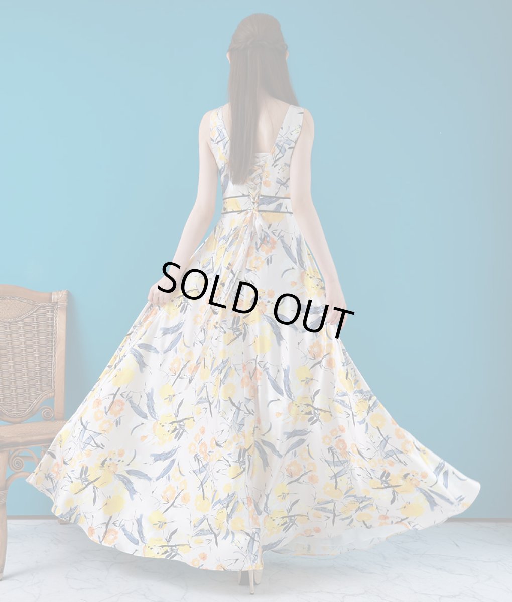 画像4: [ERUKEI]ノースリーブ・イエロー・ホワイトブラック・花柄・プリント・Vネック・ロングドレス[黒木麗奈着用]《送料＆代引き手数料無料》 (4)