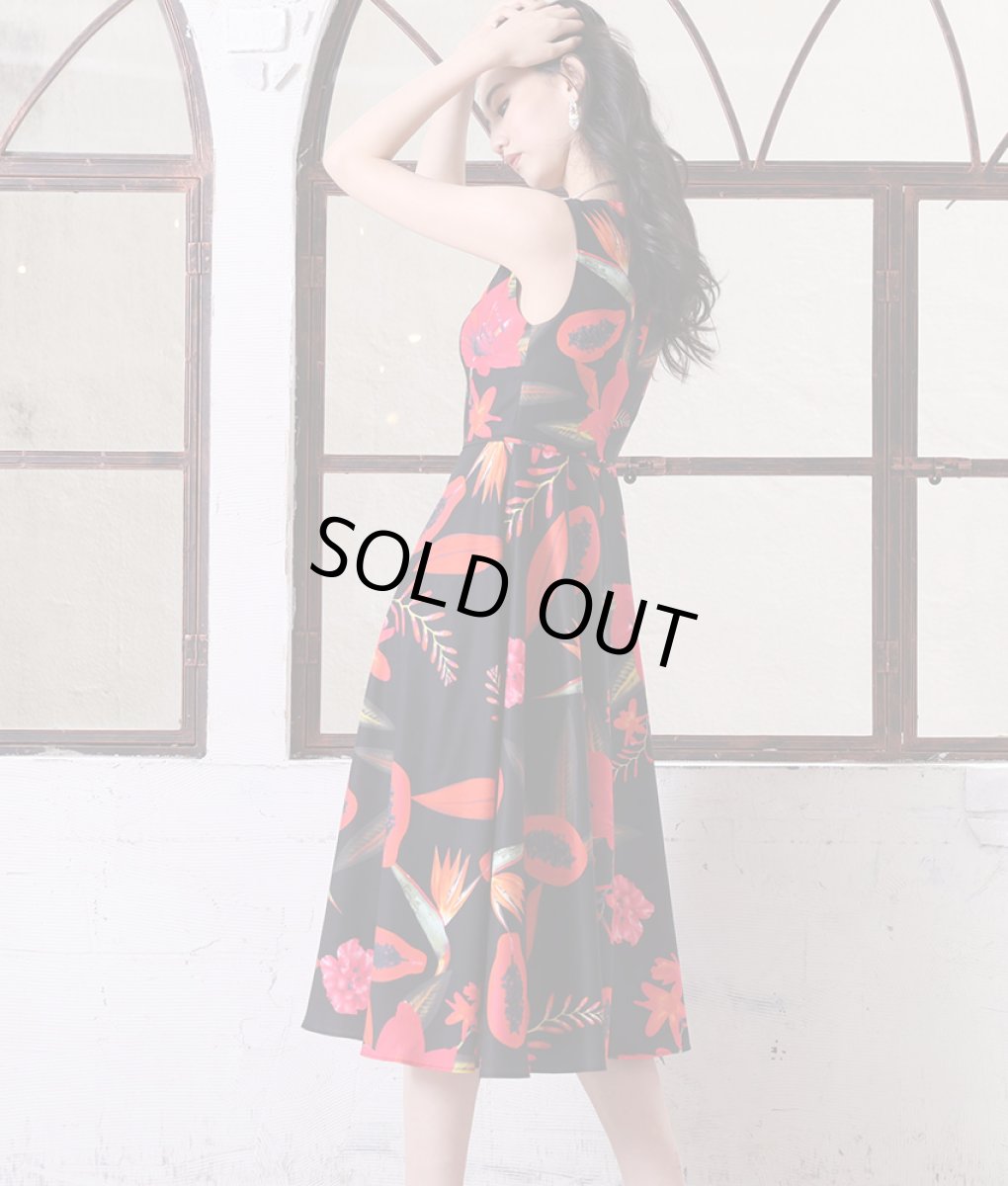 画像2: [ERUKEI]ブラック・プリント・フルーツ柄・Aライン・ノースリーブ・ミディアムワンピース・ドレス[黒木麗奈着用][送料無料] (2)