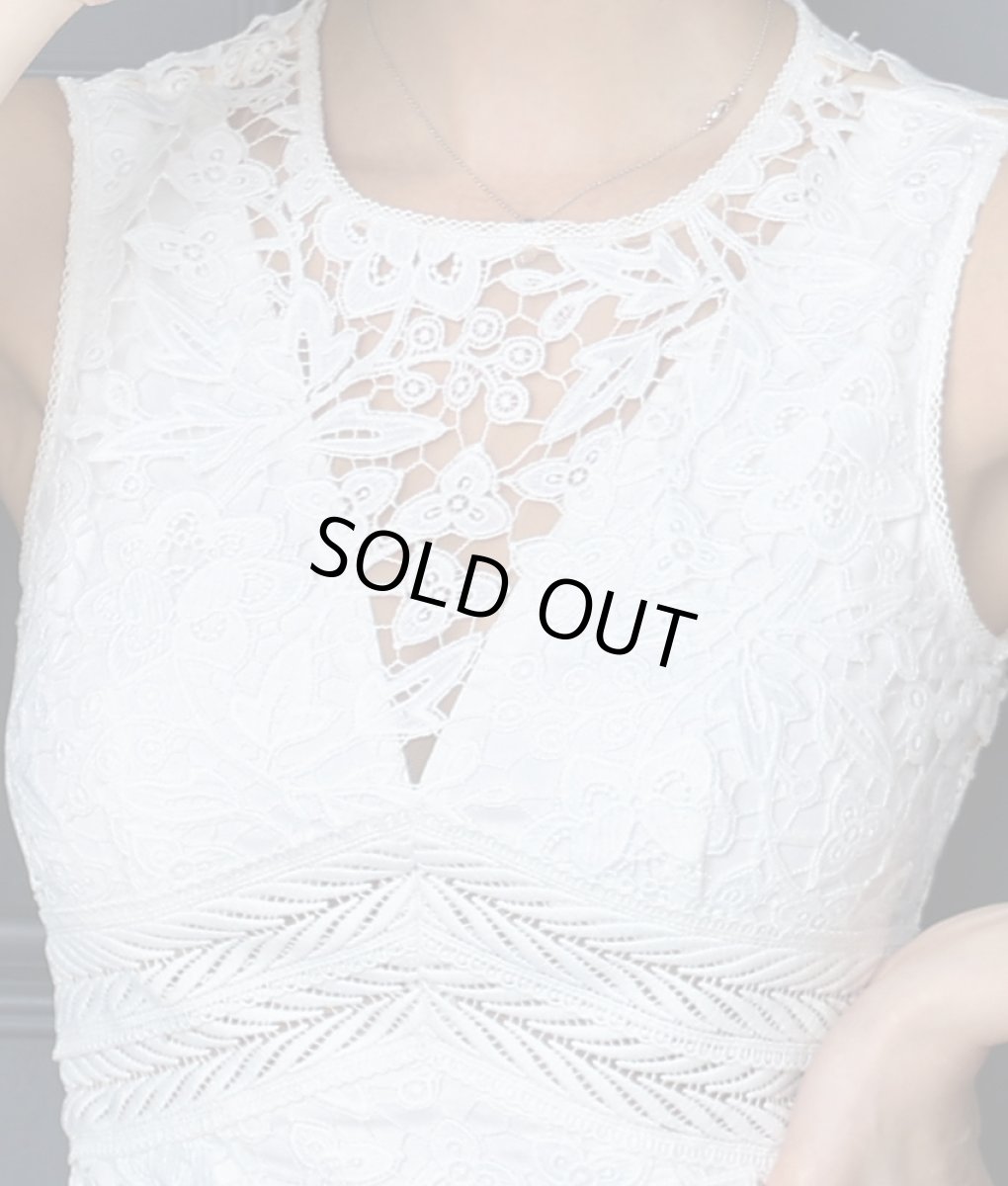 画像9: [ERUKEI]ホワイト・総レース・アシメントリー丈・ノースリーブ・マーメイド・ヘムライン・ミディアムドレス・ワンピース[山崎みどり着用]《送料＆代引き手数料無料》 (9)