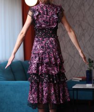 画像11: [ERUKEI]ブラック×ピンク花柄・ティアードフリル・Aライン・レースポイント・ミディアムドレス・ワンピース[山崎みどり着用]《送料＆代引き手数料無料》mypl (11)