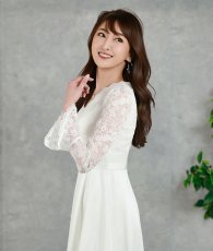 画像2: [ XS-Lサイズ / 2カラー][ERUKEI]ワンカラー・レース・サテン・Vネック・長袖・ベルスリーブ・ミディアムドレス・ワンピース[薗田杏奈着用][送料無料] (2)